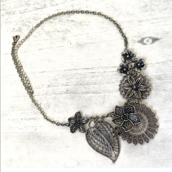 Premier Designs Silver Floral Necklace - Picture 3 of 13